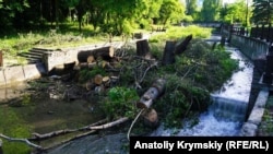 З ломами й кувалдами: як у Сімферополі ремонтують набережну Салгира (фотогалерея)