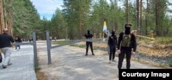 Члены "Русской общины" ждут участников акции памяти