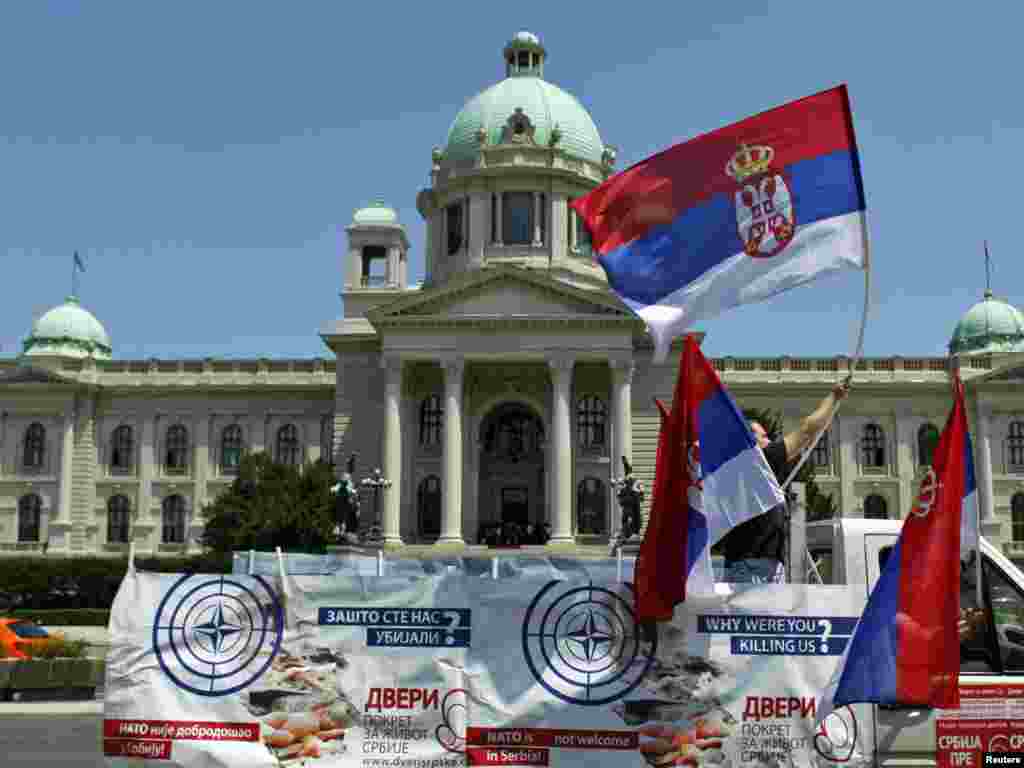 Protesti ispred zgrade Skupštine Srbije protiv NATO-a, Beograd, 13. juni, Foto: REUTERS/Marko Đurica