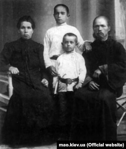 Родина Хасевичів (зліва направо): Феодотія Хасевич, Федір Хасевич, Ніл Хасевич і Антон Хасевич. 1910-і роки