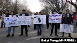 Участники митинга против принятия Конституции, среди которых был и Камчы Нурбек уулу. 9 марта 2021 года. 