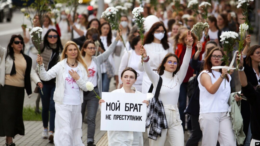 Žene predvode proteste u Minsku, dok jedna od njih nosi transparent "Moj brat nije prestupnik"