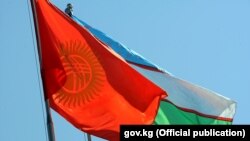 Флаги Узбекистана и Кыргызстана.