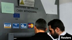 Կիպրոս - Բանկոմատի վերեւում փակցված գրությունը զգուշացնում է, որ հաճախորդները կարող են ստանալ 260 եվրոյից ոչ ավելի, Նիկոսիա, 22-ը մարտի, 2013թ.