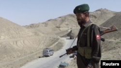 له افغانستان سره نيږدې، په بلوچستان کې يو امنيتي سرتېری د لارې څارنه کوي - انځور له ارشیفه 