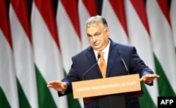Прем’єр-міністр Угорщини Віктор Орбан виступає з промовою 18 листопада 2023 року після того, як його переобрали лідером на з’їзді правлячої правої партії «Фідес»