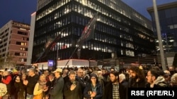 Okupljeni ispred televizije N1 u Beogradu zbog smene direktora te televizije Igora Božića, 14. april 2026. 