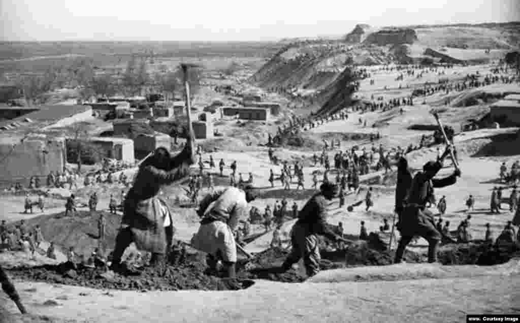 Фарғона канали қурилиши, 1939-йил. Колхоз ерларини суғоришга қаратилган кенг кўламли совет лойиҳаси. Амударё ва Сирдарё ҳавзасида каналлар ва сув омборлари қурилиши минтақадаги энг йирик экологик фожиа — Орол денгизи қуришининг асосий сабаби бўлади.