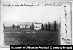 Pamja nga ndeshja e vitit 1913. Fotografi e siguruar nga Muzeu i Futbollit Shqiptar.