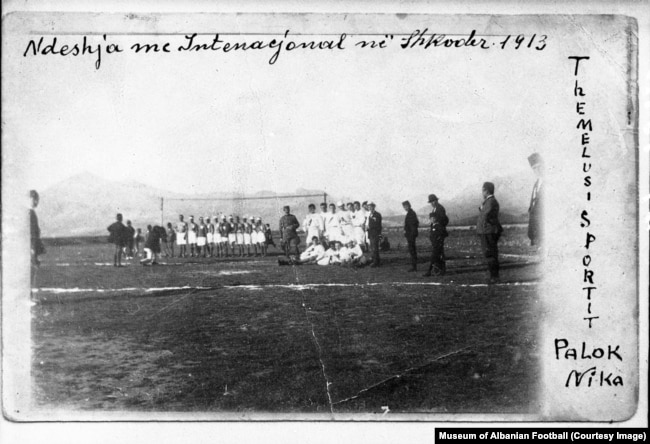 Pamja nga ndeshja e vitit 1913. Fotografi e siguruar nga Muzeu i Futbollit Shqiptar.