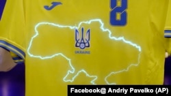 Украинскиот фудбалски дрес со мапата на Украина на која е вклучен и Крим, полуостровот кој е анкеритан од Русија во 2014 година 
