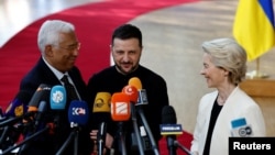 Avropa İttifaqı Şurasının sədri Antonio Koşta, Ukrayna prezidenti Volodimir Zelenski və Avropa Komissiyasının sədri Ursula Fon der Lyayen Aİ-nin Brüsseldə keçirilən xüsusi sammitində.