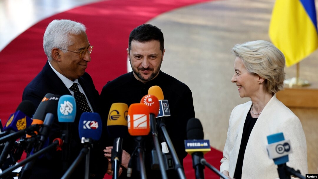 Ukrajinski predsednik Volodimir Zelenski (u sredini), predsednik Evropskog saveta Antonio Kosta (levo) i predsednica Evropske komisije Ursula fon der Lajen na specijalnom samitu EU u Briselu, 6. marta 2025.