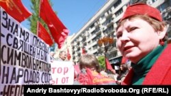 Наталя Вітренко біля пам’ятника Ленінові в Києві, фото 9 травня 2011 року