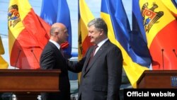 Президент України Петро Порошенко і прем’єр-міністр Молдови Павел Філіп (ліворуч)