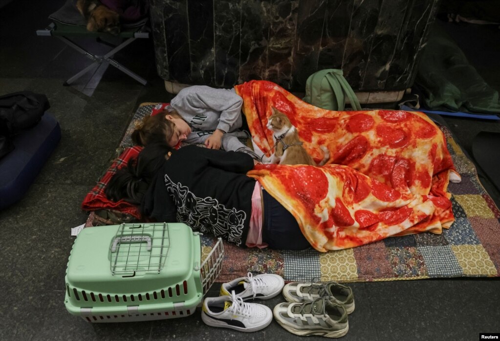 Ukrainas duke fjetur gjatë strehimit në metro, më 12 korrik.