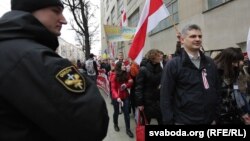 Юрась Губарэвіч (справа) на шэсьці ў гонар Дня Волі