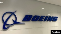 Un logo Boeing la centrul de tehnologie și inginerie al companiei din Sao Jose dos Campos