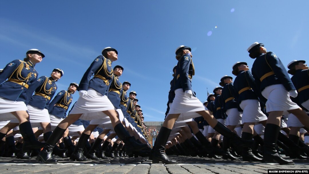 Femei rezerviste din Rusia participă la o paradă militară la Moscova (imagine de arhivă)