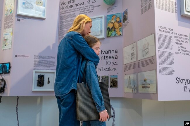Michelle Potapova dhe nëna e saj Natalia Hrushevska vizitojnë ekspozitën "Ditarët e Luftës".