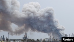 Дым после удара по нефтеперерабатывающему заводу BAPCO на острове Ситра в Бахрейне, 9 марта 2026 года