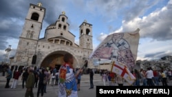 Sa jedne od protestnih litija protiv Zakona o slobodi vjeroispovijesti koje je organizovala Srpska pravoslavna crkva. Ispred Hrama Hristovog vaskrsenja u Podgorici 21. juna 2020.