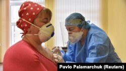 Vaccinarea angajaților din sistemul sanitar în Ucraina, Lvov, 1 martie 2021.