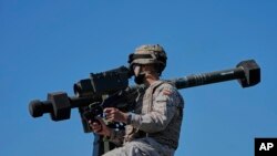 Një anëtar i Marinës Spanjolle merr pjesë në stërvitje detare të NATO-s, në Barbate, Spanjë, 28 mars 2025.