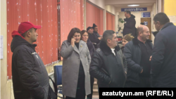 Վագիֆ Խաչատրյանի դուստրը և այլ հարազատներ սպասում են նրա հետ հանդիպմանը, Նորք Մարաշ ԲԿ, Երևան, հունվարի 15, 2026թ.