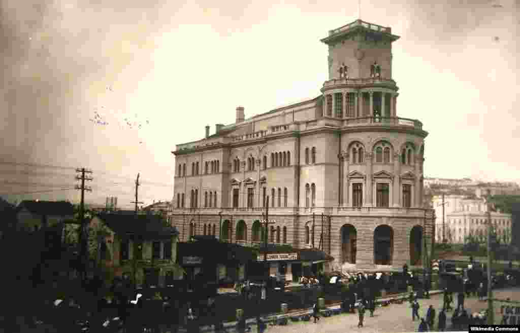 Офицерскиот дом е изграден во 1929 година по нарачка на Министерството на војската и морнарицата на Кралството Југославија.