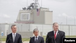 Secretarul general al NATO Jens Stoltenberg, premierul român Dacian Cioloș și adjunctul minstruluiamerican al apărării Robert Work, la o ceremonie oficială de inaugurare lal baza aeriană de la Deveselu, 12 mai 2016.