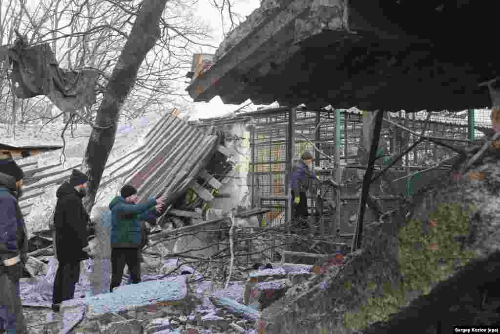 Наслідки російського удару по екопарку «Фельдман» з використанням керованої авіабомби 1 січня 2026 року.«Який ваш наступний крок? Ви заберете тварин, поки знову не стане безпечно?» – запитує один із тих, хто коментували новину про російський удар по зоопарку, додаючи: «Чому парк має продовжувати працювати?»