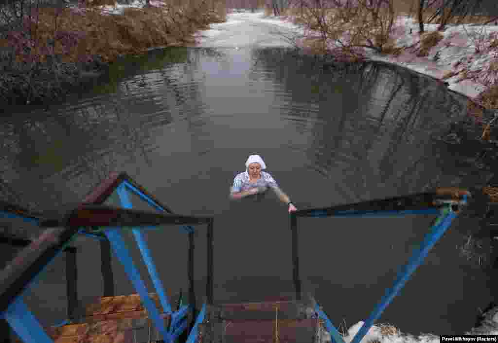 Žena se kupa u blizini sela Kosmos u Kazahstanu.