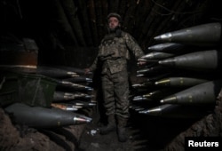 Артилерист 44-ї ОАБр ім. гетьмана Данила Апостола готує снаряди для стрільби з гаубиці M777 у бік російських військ. Дніпропетровщина, 24 грудня 2025 року