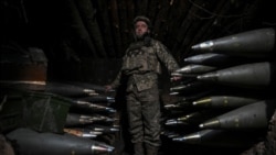 Артилерист 44-ї ОАБр ім. гетьмана Данила Апостола готує снаряди для стрільби з гаубиці M777 у бік російських військ. Дніпропетровська область, 24 грудня 2025 року. Ілюстраційне фото