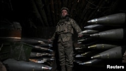 Артилерист 44-ї ОАБр ЗСУ готує снаряди для стрільби з гаубиці M777, Дніпропетровська область, 24 грудня 2025 року