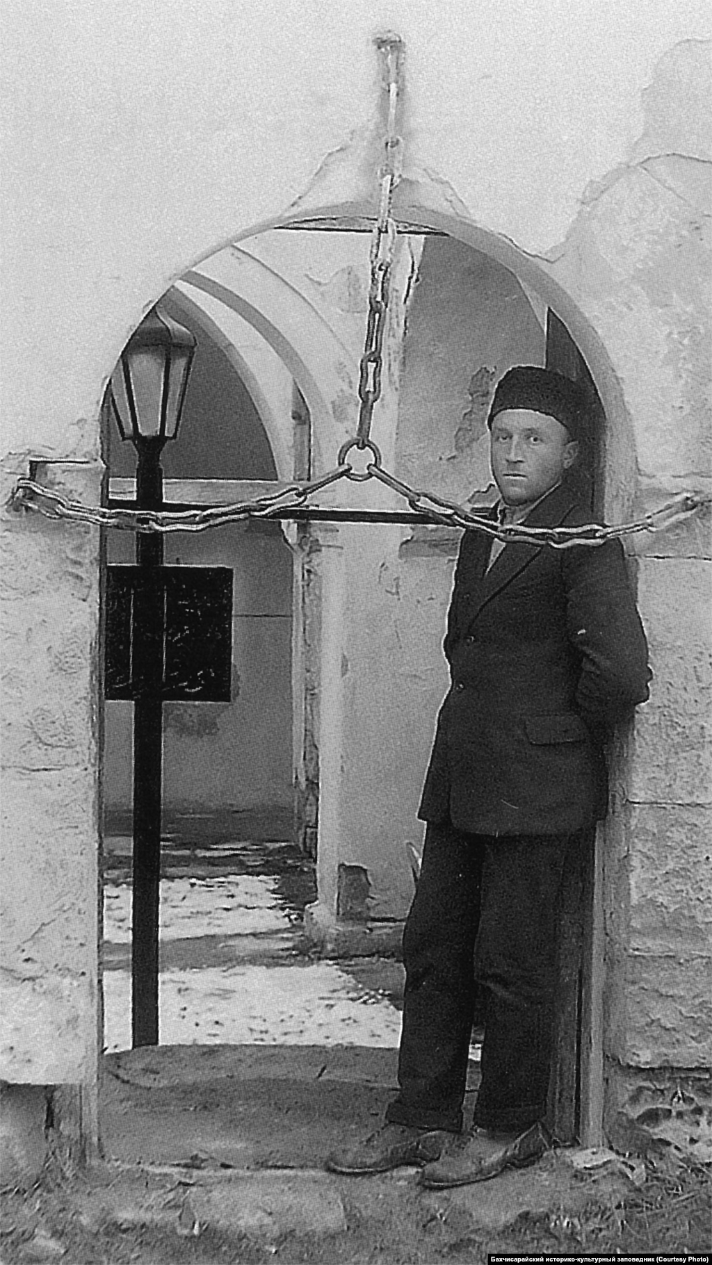 Zıncırlı medrese kirişi. Salaçıq, 1920 seneleri Eñ birinci ve eñ büyük medreselerden biri Solhatta XIV asırda quruldı, amma bugüngece qalmadı. Qırımda eñ meşur ve saqlap qalğan medrese 1500 senesi açılğan Zıncırlı medrese edi. 1917 senesi anda pedagogika institutı açıldı