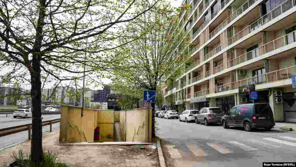 Pamje pranë hyrjes së një tjetër nënkalimi të pamirëmbajtur e pothuajse të pashfrytëzueshëm, këtë herë në lagjen "Emshir" në jugperëndim të kryeqytetit.