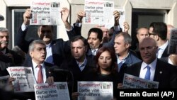 Стамбулда оппозициялық "Жумхуриет" басылымсының бас редакторы мен екі авторы ұсталғаннан кейін жиналған журналистер мен депутаттар. Түркия, 31 қазан 2016 жыл. 