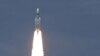 نمایی از شیرجه موشک حامل سفینه چاندرایان-۳ به فضا که حامل یک فرودگر و یک ماه‌نورد برای کاوش در قطب جنوب کره ماه است 
