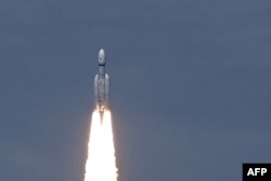 Індійська ракет-носій піднімає космічний апарат Chandrayaan-3, прямуючи до Місяця. Костодром Сріхарікота на острові в індійському штаті Андра Прадеш. 14 липня 2023 року