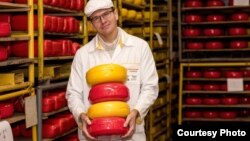 Sergej Černič pokazuje neke od sireva koje njegova fabrika proizvodi 