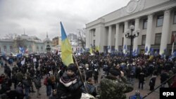 Люди собрались у здания парламента. Киев, 27 февраля 2014 года.