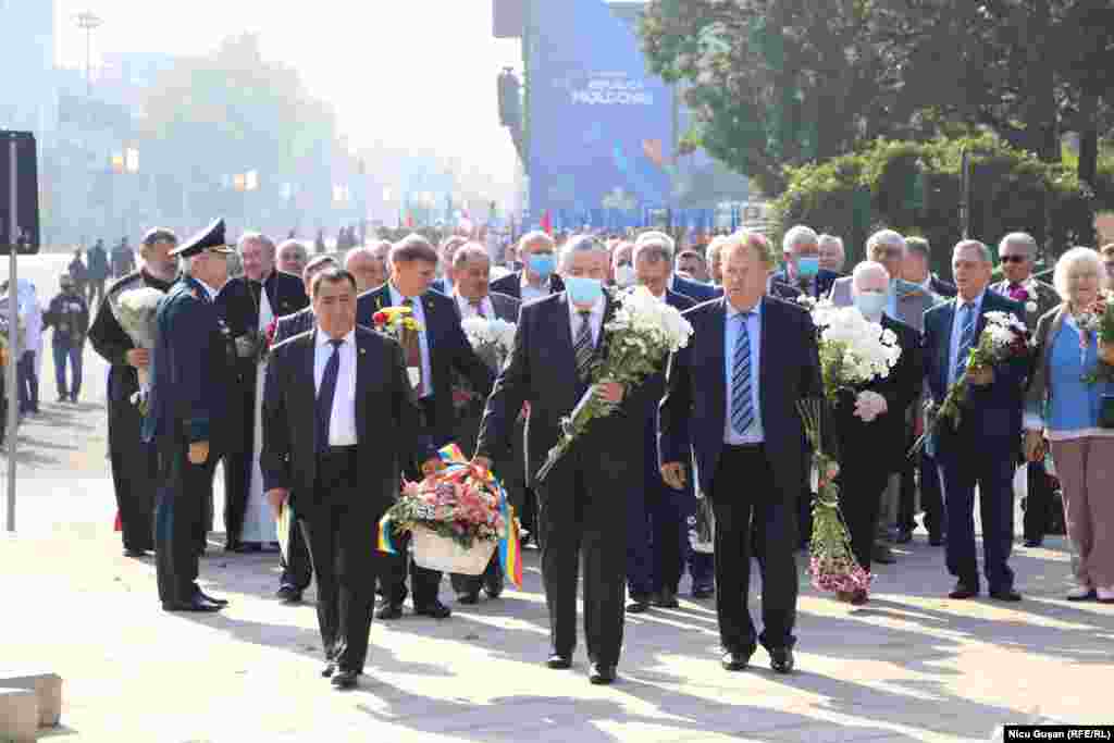 Primul președinte al Republicii Moldova, Mircea Snegur, deputați în primul Parlament, diplomați, politicieni și alte personalități depun flori la monumentul lui Ștefan cel Mare și Sfânt