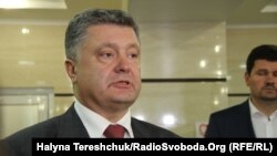 Петро Порошенко під час відвідання поранених міліціонерів у лікарні, Львів, 15 липня 2015 року