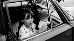 9-годишната Лейля през 1989 г., заснета от Иван Григоров по време на кампанията за насилствено прогонване на българските турци в Турция. Снимката е на корицата на албума "О, спомняте ли си Лейля", който в четвъртък излезе от печат в издателство "Рива".