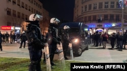 Kordoni policije, u opremi za razbijanje demonstracija, okružili su centar grada i ne dozvoljavaju demonstrantima prolaz ka Srpskom narodnom pozorištu gde će se održati svečanost, 16. februar 2026.