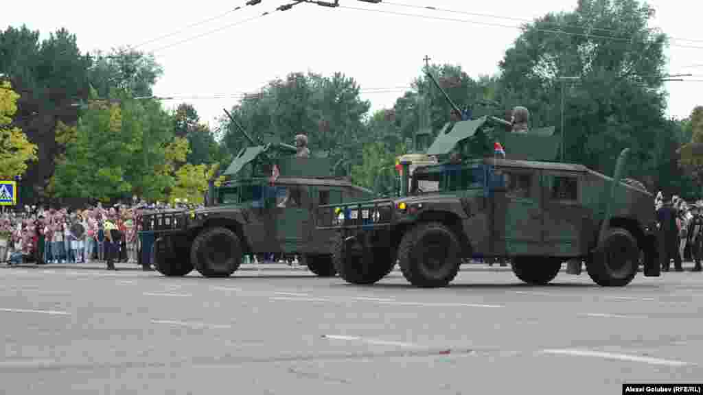 Vehicule militare HMMWV (High Mobility Multipurpose Wheeled Vehicle), cunoscute colocvial ca „Humvee”, prezentate la paradă. Aceste vehicule americane de uz general sunt destinate transportului militarilor și materialelor, în misiuni de cercetare și sprijin de luptă.<br><br>