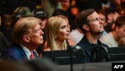 Fostul președinte al SUA Donald Trump, fiica lui, Ivanka Trump, și soțul ei, Jared Kushner, participă la Ultimate Fighting Championship (UFC) de la Kaseya Center din Miami, Florida, pe 9 martie 2024.