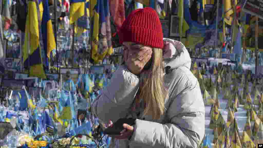 Ukrajinka plače kod spomenika palim vojnicima na kijevskom Trgu nezavisnosti 24. februara.